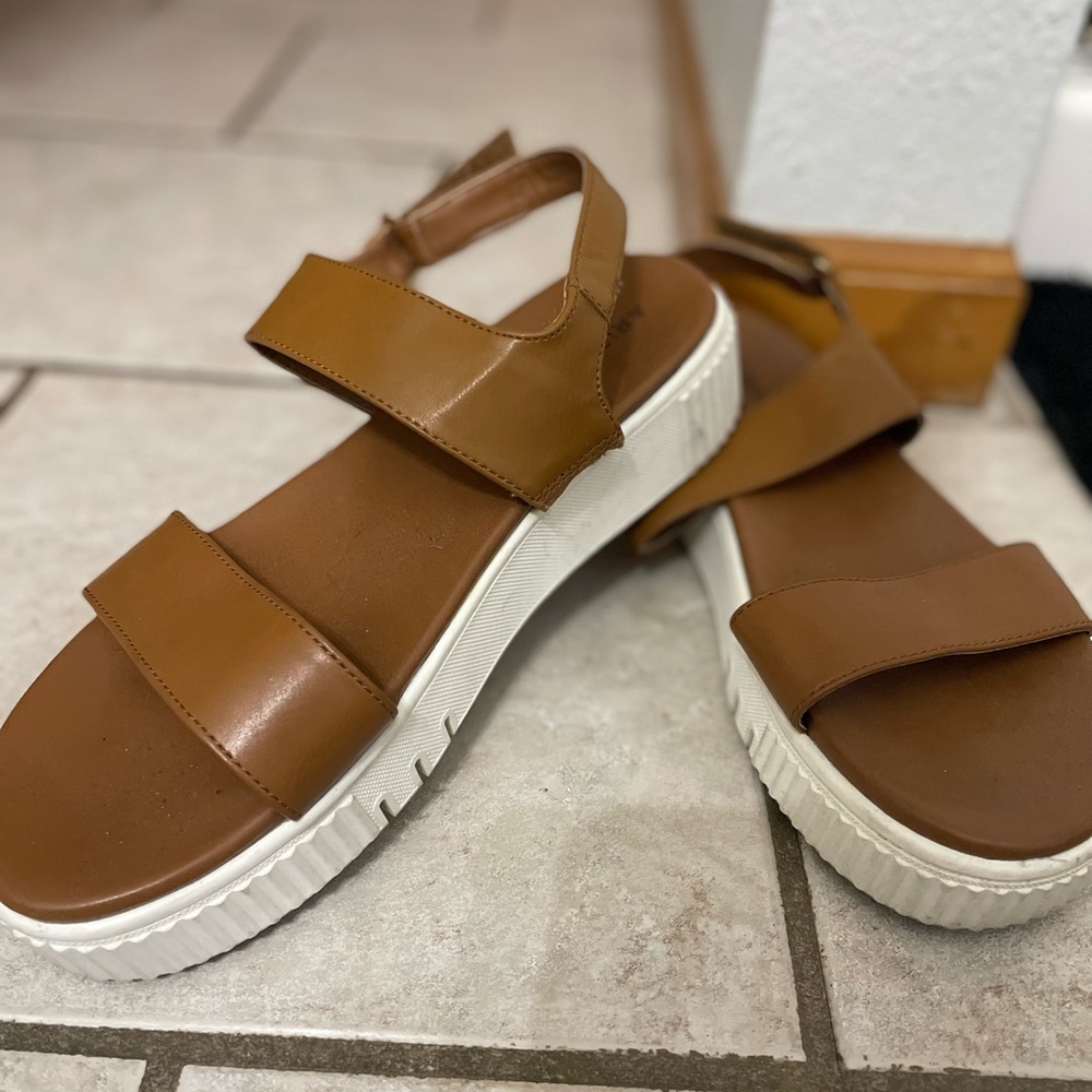 Arizona Jean Company Tan Sandals with White Soles